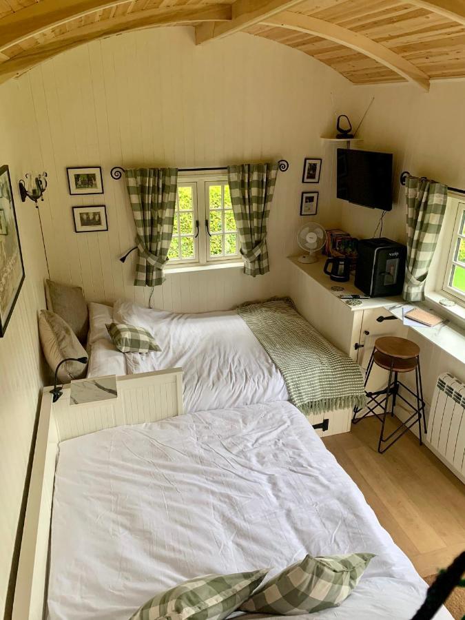 Beautiful Shepherd'S Hut - Lois Weedon Weston  Экстерьер фото